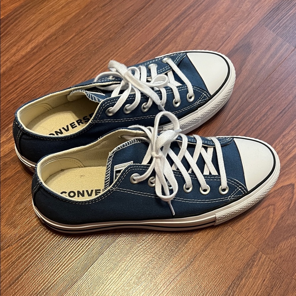 Converse Low Top size 8